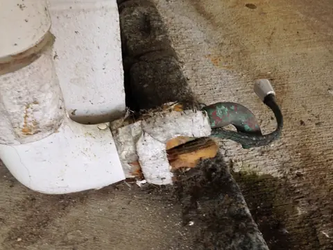 Self-regulating heat cable on a pipe next to a copper drain line