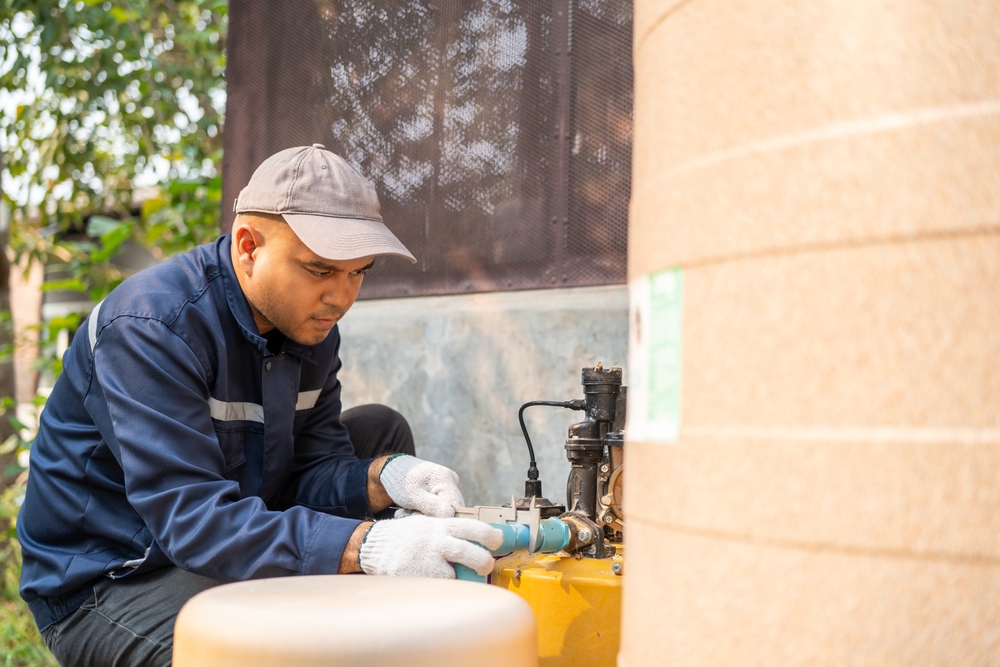 Male,Plumber,Worker,Installation,Pipe,System,Hand,Holding,The,Water